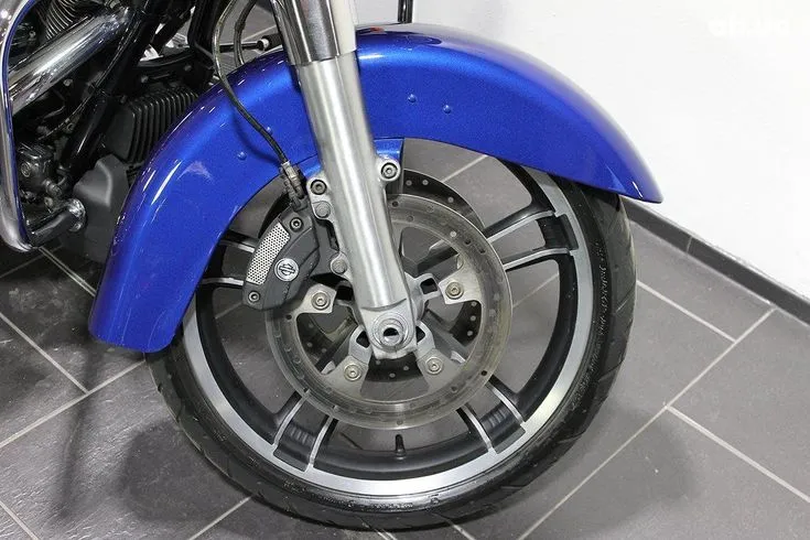 Harley-Davidson FLHXS Image 3